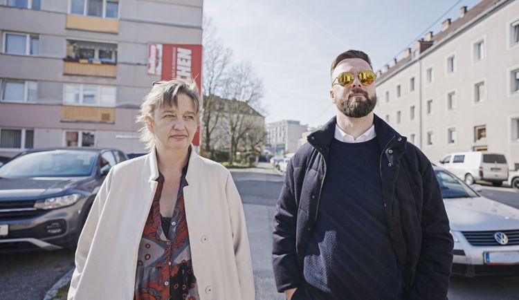 Daniela Brodesser und Sandro Stadelmann beim Spaziergang in Linz.