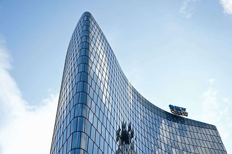 Blick auf die gläserne Fassade der OMV-Zentrale in Wien
