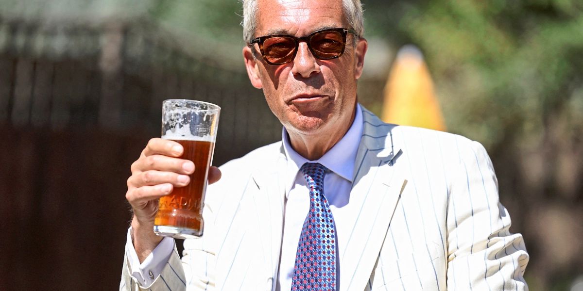 Nigel Farage siegt in Nachwahl gegen Mülltonne "Count Binface"
