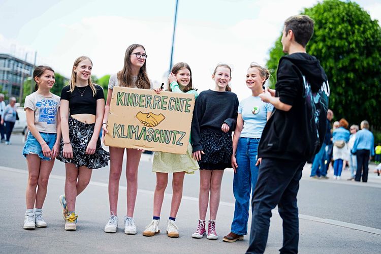 Junge Aktivistinnen mit einem Schild 