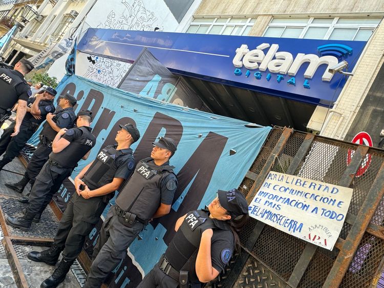Polizei sichert den Eingang der zwangsweise geschlossenen Nachrichtenagentur Télam, 4.3.2024.