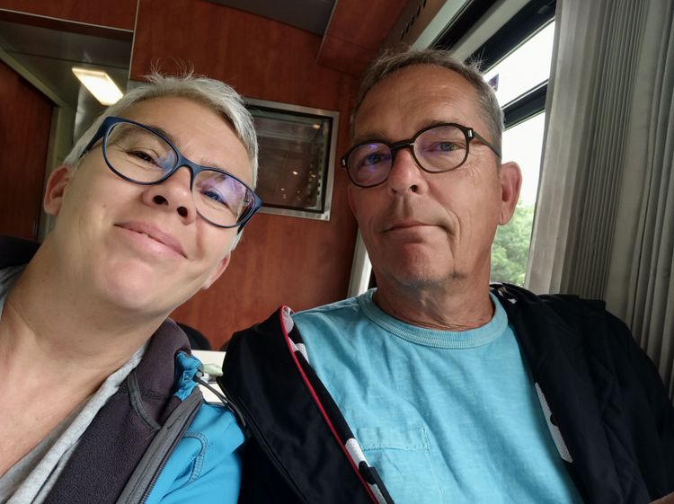 Eine Frau und ein Mann in einem Zug.