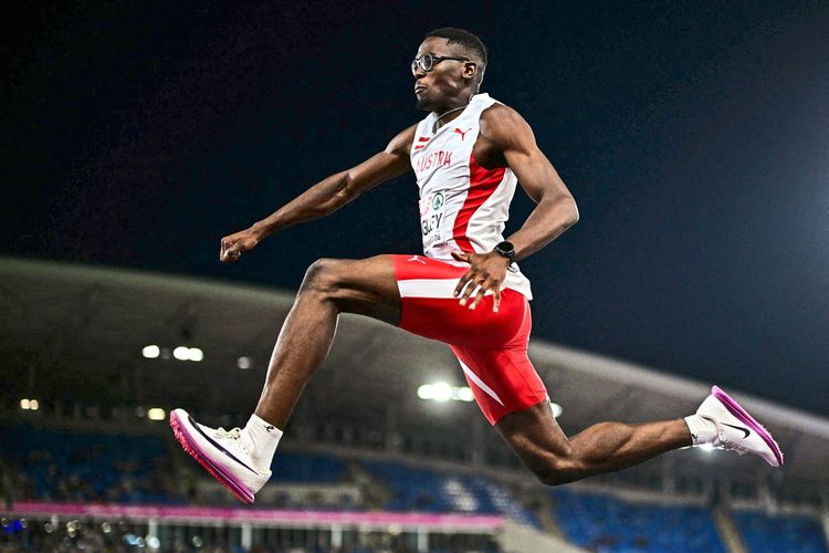 Ein Leichtathlet im roten und weißen Trikot von Österreich führt einen Sprung während der Qualifikation im Dreisprung der Männer bei den Europameisterschaften im Alexander Stadium in Birmingham durch. Datiert auf den 12. August 2026.