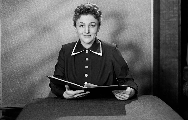Franziska Kalmar war die erste Fernsehsprecherin Österreichs und jene Person, die 1955 als erste überhaupt im Fernsehen zu sehen war - ein Bild aus 1957.
