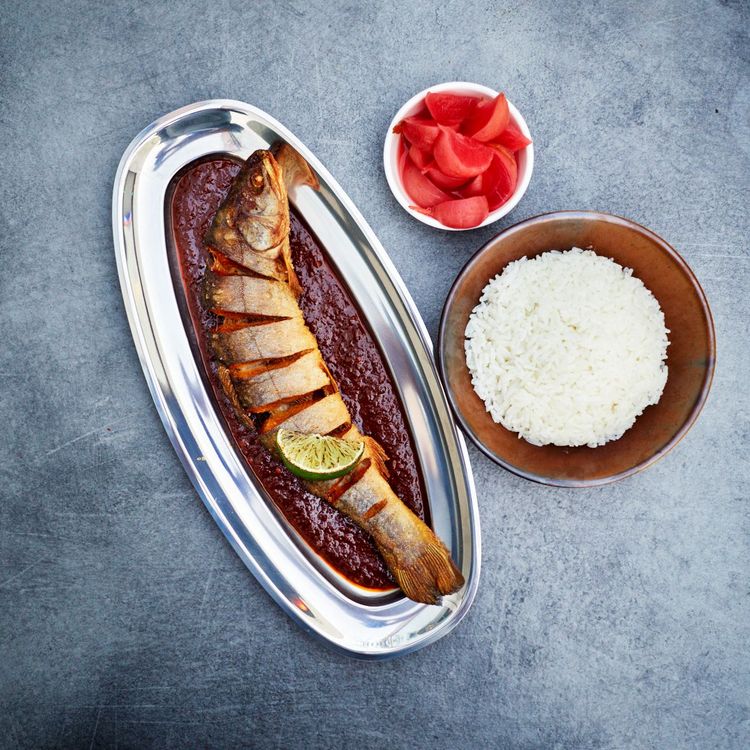 Saibling aus dem heißen Ölbad mit Chili-Tamarindensauce und eingelegten Radieschen