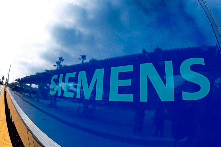Zug mit Siemens-Logo