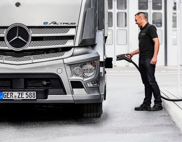 Lkw-Schwerverkehr-unter-Strom-Laden-mal-Aufladen
