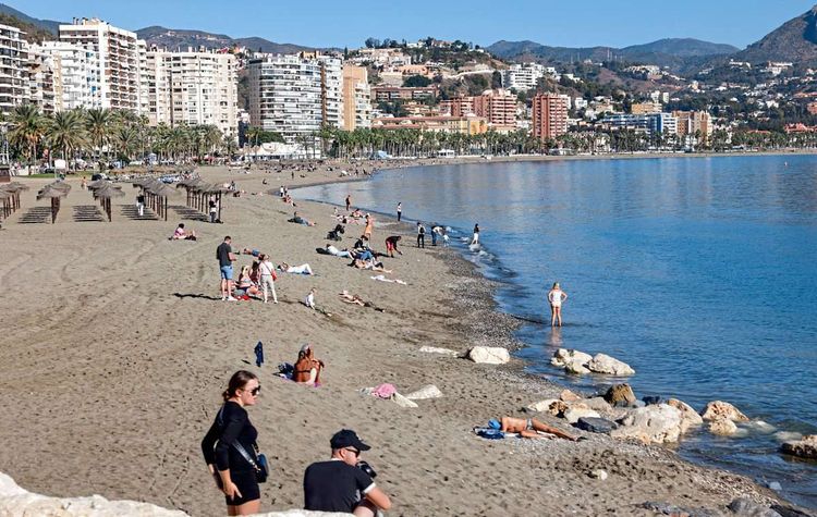 Strandszene in Málaga, aufgenommen im Dezember 2023.