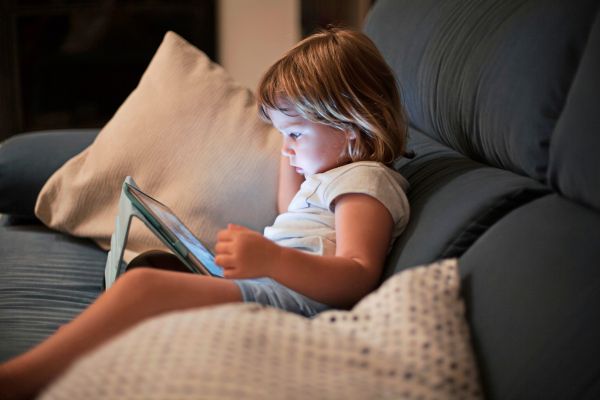 Entwicklungsst-rungen-bei-Kleinkindern-wegen-exzessiven-Bildschirmkonsums-nehmen-zu