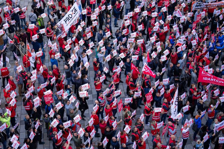 Hunderte Gewerkschafter und Betriebsräte bei einer Demo halten Schilder mit der Aufschrift 11,6 Prozent hoch.