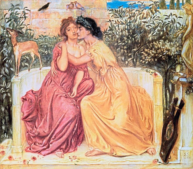 Sappho (in einem gelben Kleid) sitzt mit Erinna (rotes Kleid) in einem Garten, umarmt sie und küsst sie.