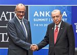 Erdoğan schenkte Merz einen scharfen Revolver samt Munition Der türkische Präsident machte als Gastgeber beim Nato-Gipfel ein ungewöhnliches Geschenk. So erhielt unter anderem der deutsche Kanzler eine Waffe
