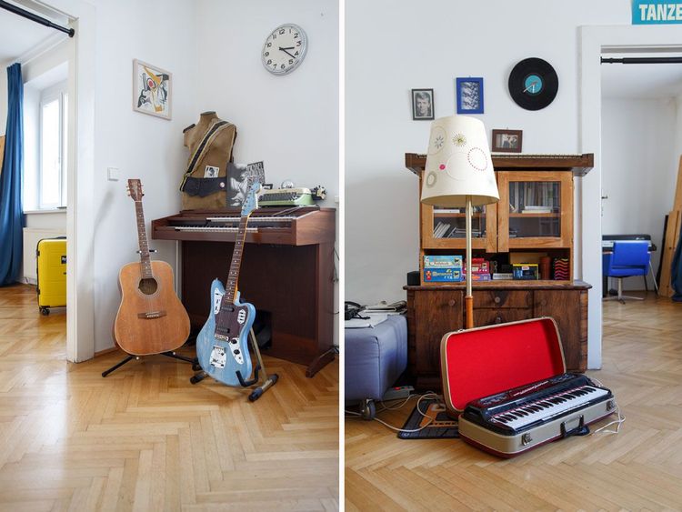 In seiner Wohnung, die er auch zum Arbeiten nutzt, hat Bernhard Eder ein buntes Sortiment an Instrumenten, darunter diverse Akustik- und E-Gitarren und sein Fender-Rhodes-E-Piano. 