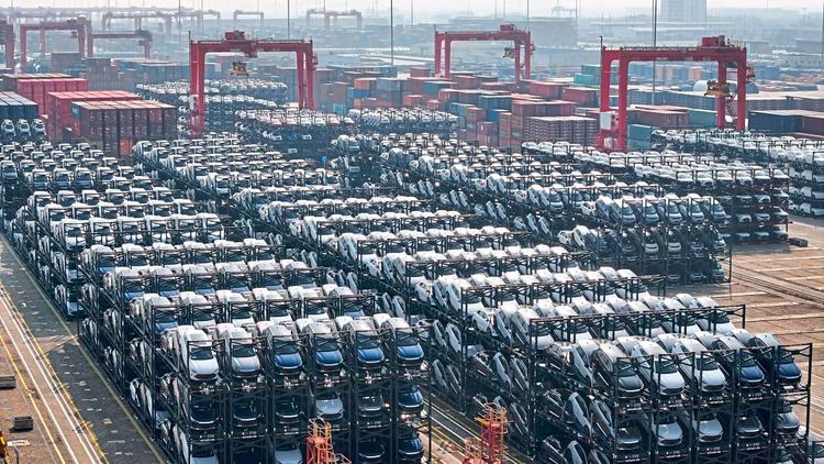 Chinesische Elektroautos warten auf die Verschiffung.