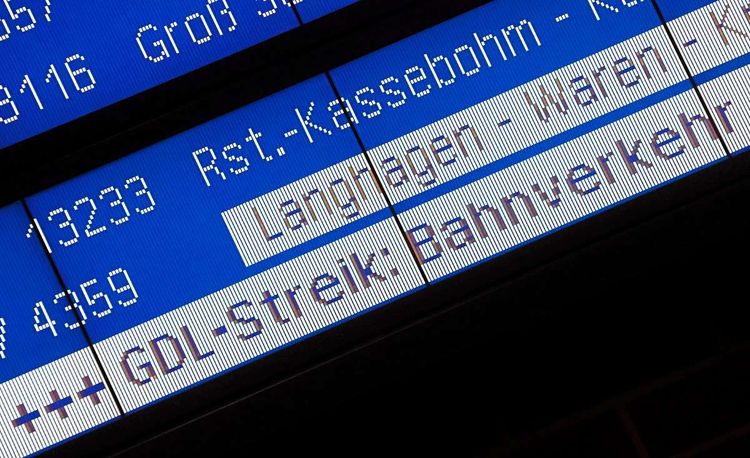 Auf vielen Anzeigen wurde am Dienstag auf deutschen Bahnhöfen über die neuen Streiks der Gwerkschaft der Lokführer (GdL) informiert.