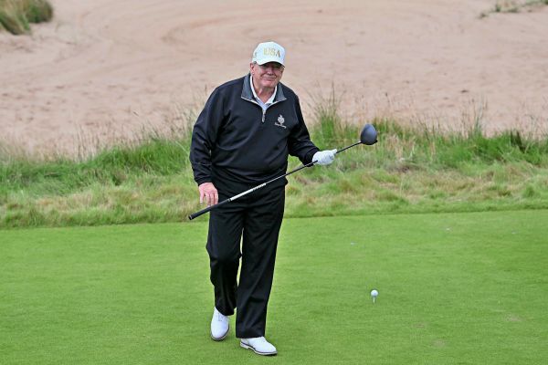 Trump-macht-Weltpolitik-auf-dem-Golfplatz-und-behandelt-die-Welt-auch-so