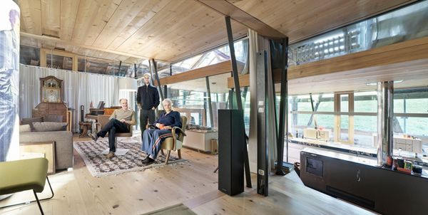 Wohnen-im-sanierten-Bauernhaus-Die-K-he-schauen-uns-beim-Kochen-zu-