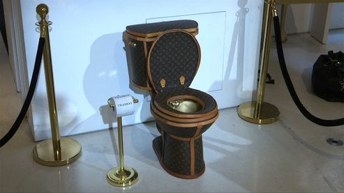 Dieses WC besteht aus 24 Louis-Vuitton-Taschen