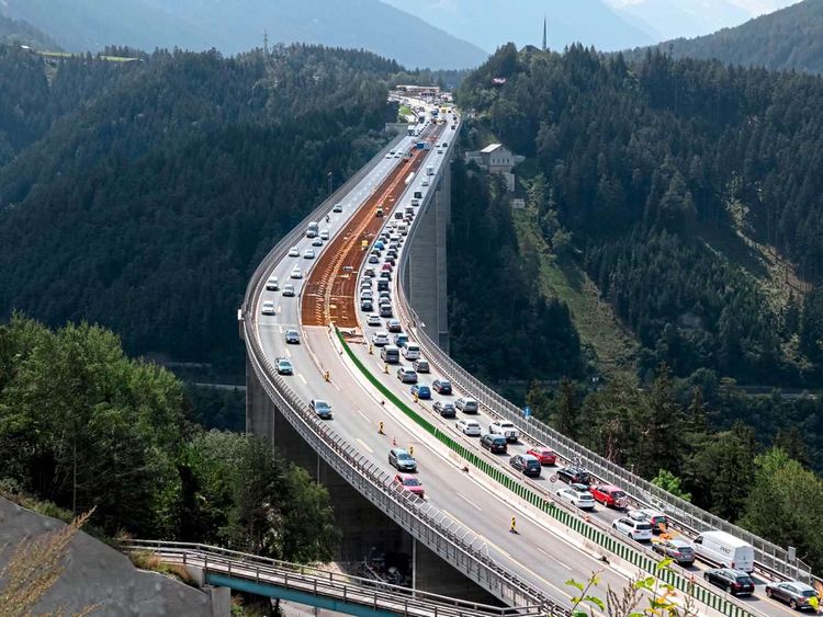 Brenner-Autobahn wegen Klimaprotestaktion gesperrt - Österreich -   › Österreich