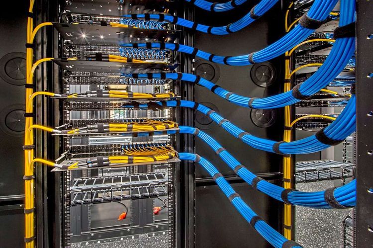 Gelbe und blaue Kabel in einem Serverraum