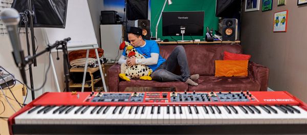 kabarettist-vogl-im-keller-volle-konzentration-auf-meinen-inneren-vogel