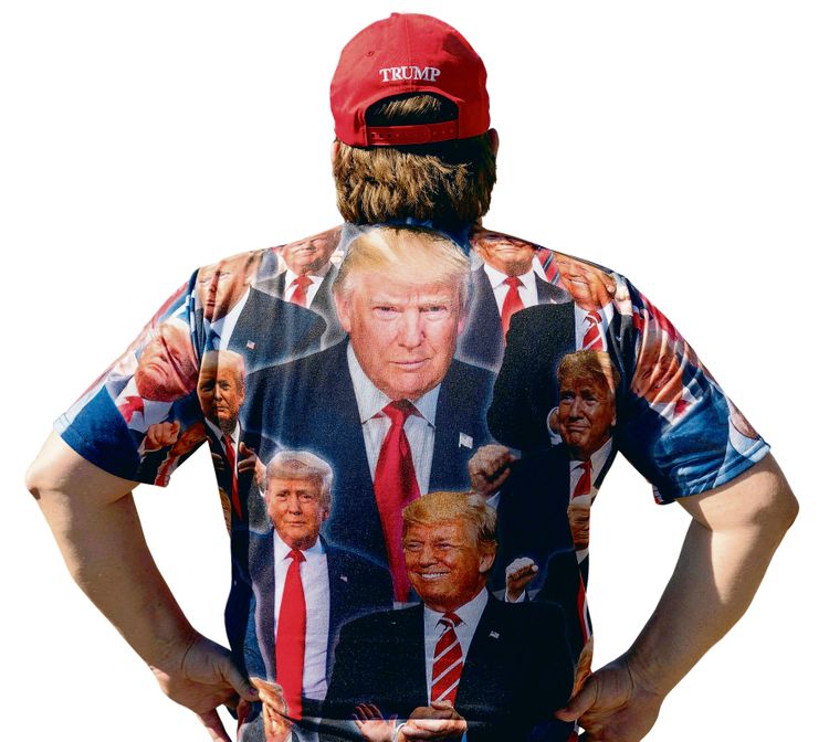 Trump-Unterstützer mit Trump-Fotos am T-Shirt