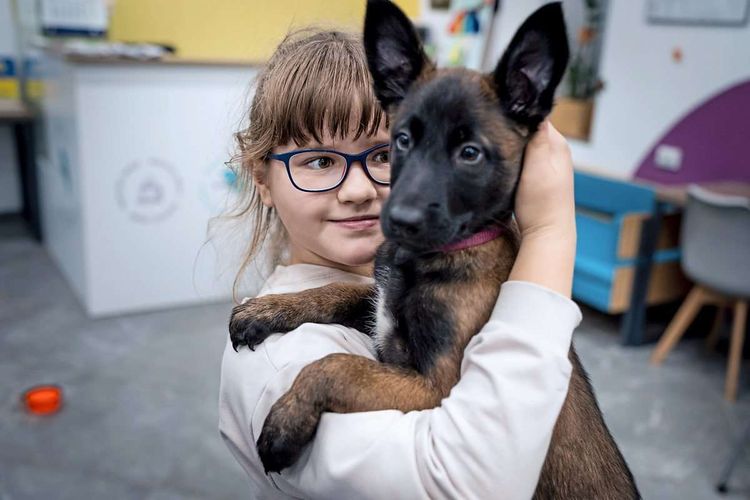 Mädchen mit jungem Hund