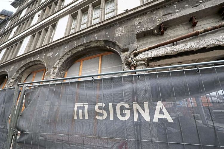 Eine Signa Baustelle mit einem Signa-Schild im Vordergrund