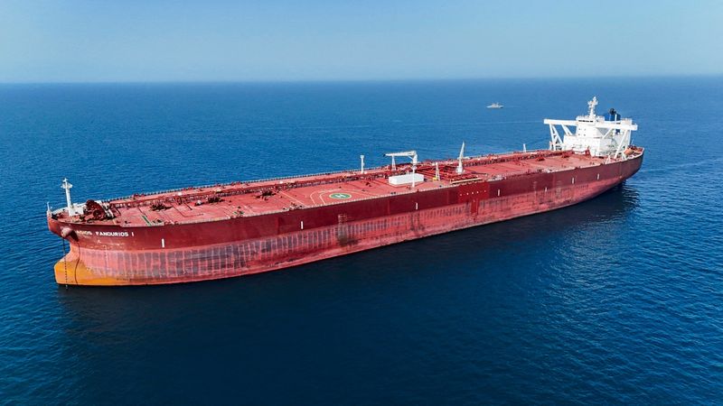 Zwei Supertanker passieren die Straße von Hormus