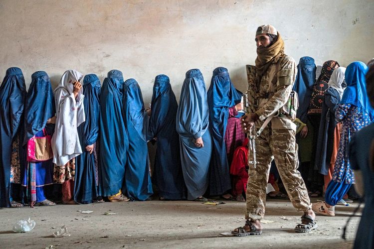Frauen und und eine Kämpfer der Taliban in Kabul, Afghanistan.