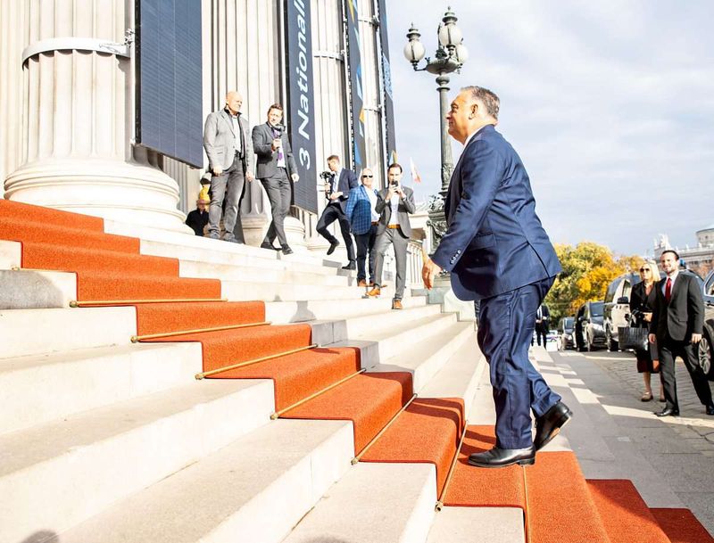 Der Wurm im Parlament und Orbán zu Gast im Hohen Haus