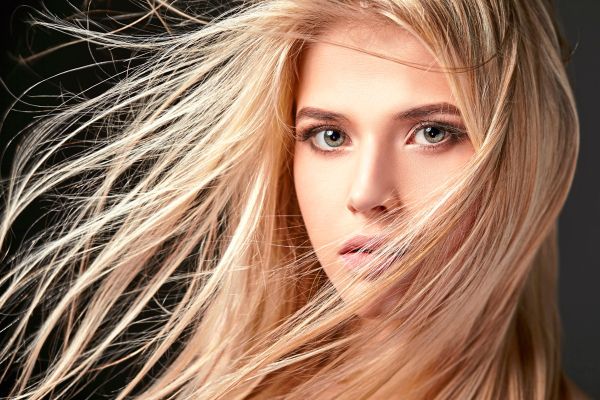 Makellos-sch-n-Bedienen-KI-Models-vor-allem-den-m-nnlichen-Hetero-Blick-