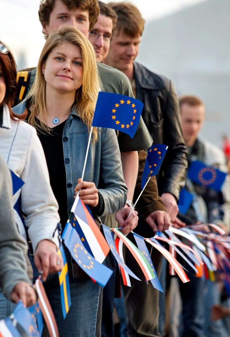 Junge Menschen mit Flaggen von EU-Ländern