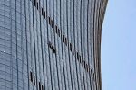 Kleinflugzeug prallt gegen Pekings höchstes Hochhaus Die Umgebung des Citic Towers ist weiträumig abgesperrt