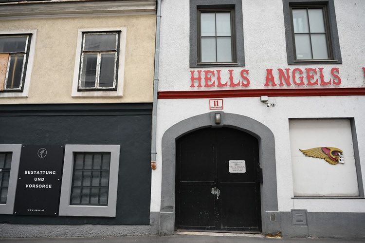 Die Straßenansicht des Vereinslokals der Hells Angels neben dem Eingang zum Bestattungsunternehmen
