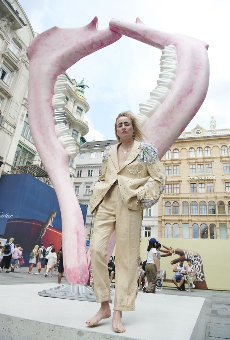 Künstlerin Kris Lemsalu vor ihrer Skulptur am Wiener Graben
