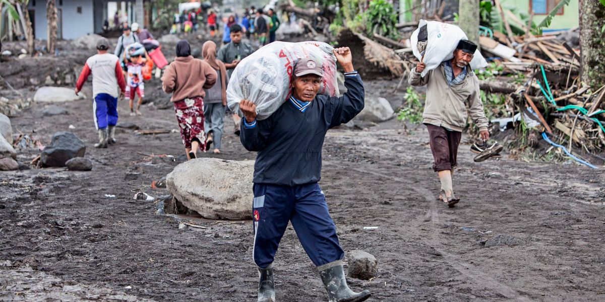 Vulkanausbruch in Indonesien: Hunderte brachten sich in Sicherheit ...