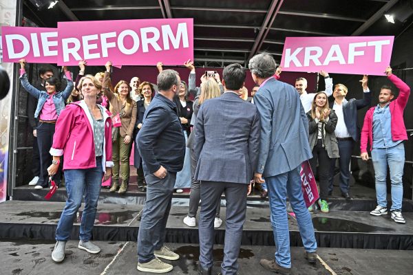 Neos-in-N-ten-Die-Quadratur-der-Pinken