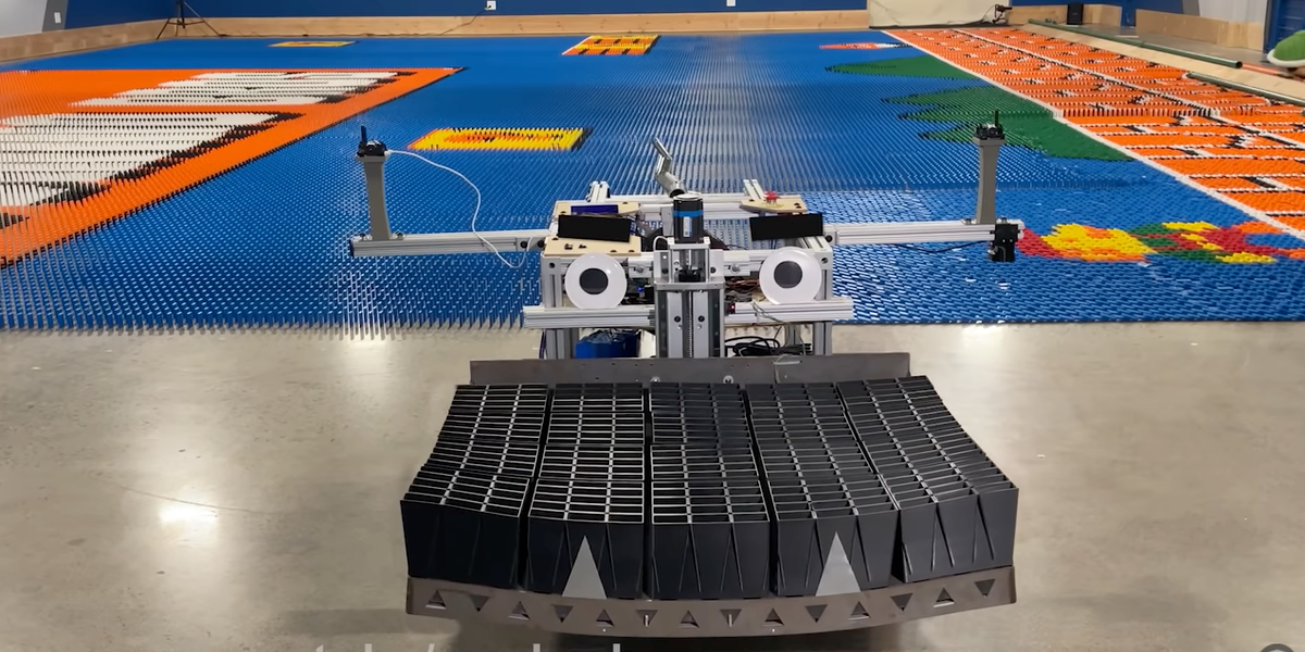 Weltrekord: Ex-Nasa-Ingenieur baut fünf Jahre lang an Domino-Roboter - Vimarsana News