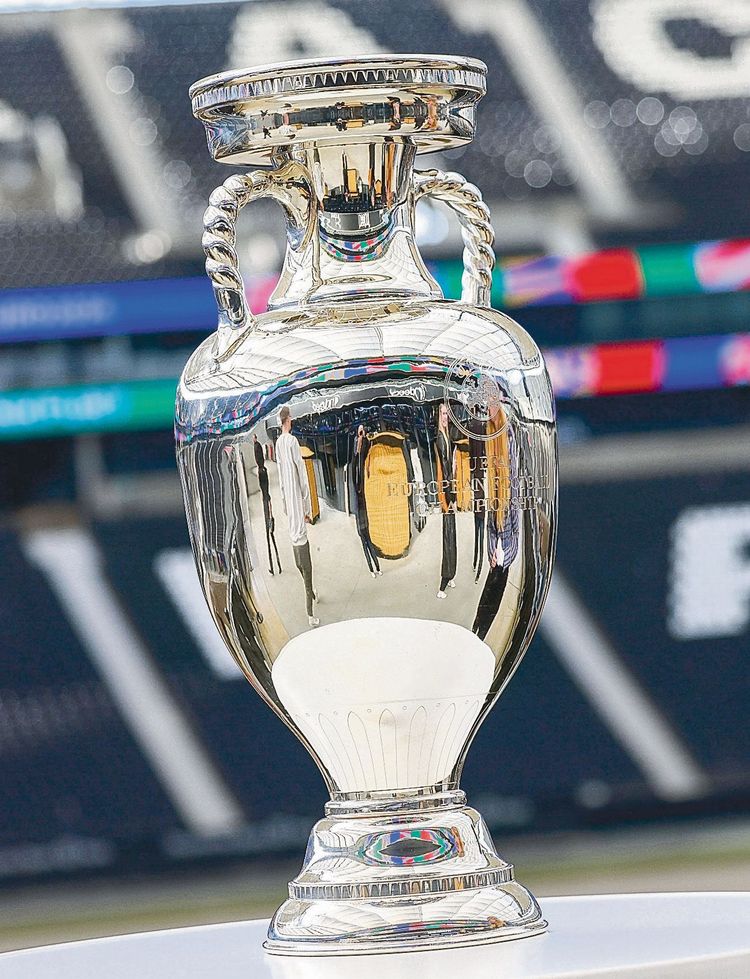 Den Henri-Delaunay-Pokal darf der neue Fußball-Europameister am 14. Juli dieses Jahr in die Höhe stemmen.