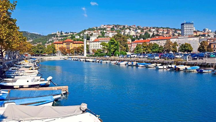 Rijeka gilt als das Tor zu den Inseln Kroatiens. Die Hafenstadt in der Kvarner Bucht ist von Wien aus mit dem Zug gut zu erreichen. Noch besser geht's ab Villach und Salzburg, von dort kommt man direkt hin.