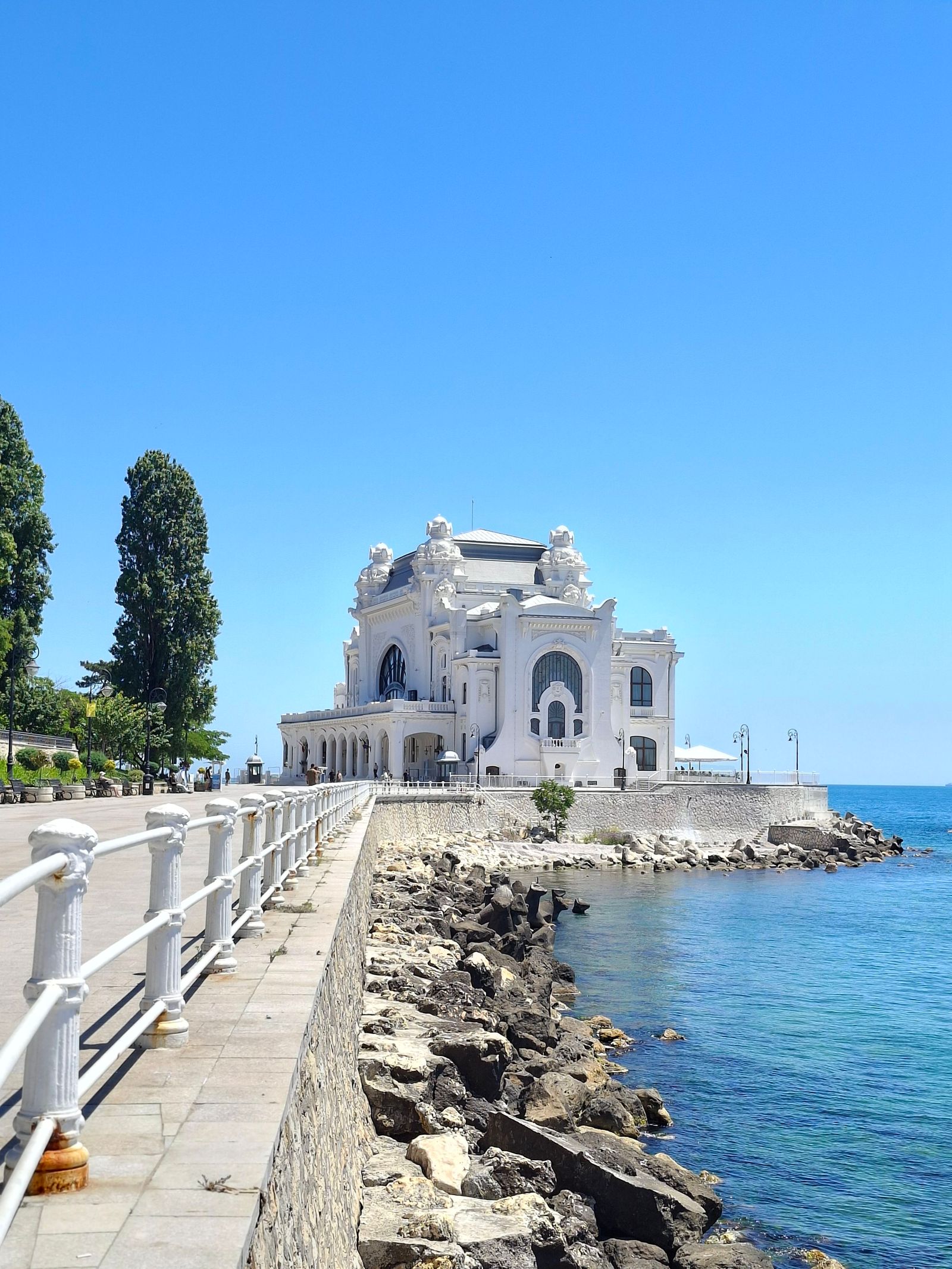 Historisches weißes Gebäude am Meer