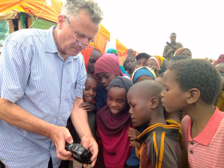 Johannes Dieterich mit Kindern in einem somalischen Flüchtlingslager