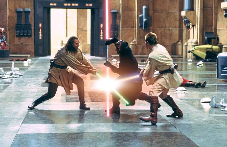 Am Ende kämpfen Jedi-Meister Qui-Gon Jinn und sein Padawan-Schüler Obi-Wan Kenobi gegen den Sith-Lord Darth Maul. Auch heute schaut das noch cool aus. 