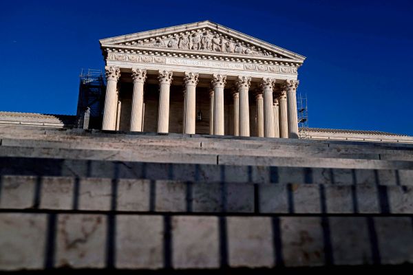 Supreme-Court-erlaubt-Trump-Entzug-von-500-000-Aufenthaltstiteln