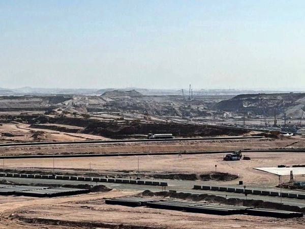 Saudi-Arabien-l-sst-Machbarkeit-von-W-stenstadt-The-Line-berpr-fen