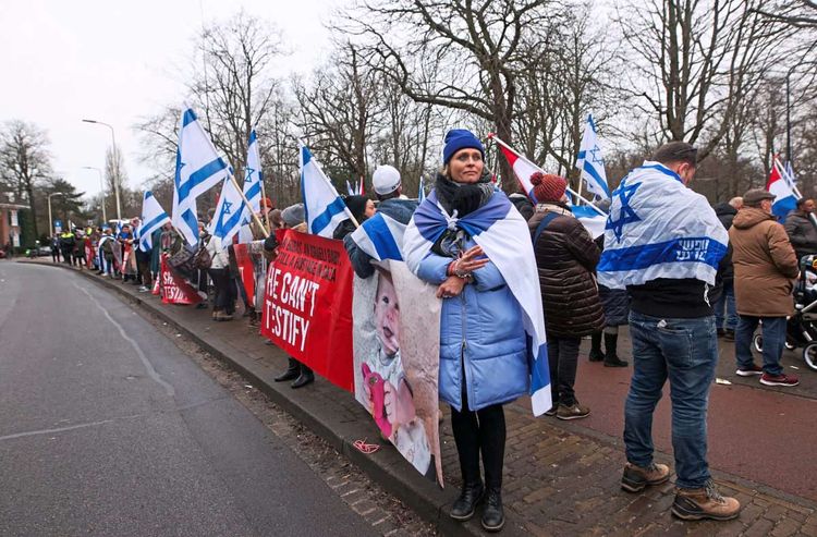 Demonstranten mit israelischen Flaggen.