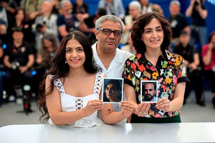 Die Schauspielerinnen Setareh Maleki und Mahsa Rostami halten gemeinsam mit dem Regisseur Mohammad Rasoulof Bilder ihrer im Iran festgehaltenen Co-Stars in die Kamera: Missagh Zareh und Soheila Golestani.