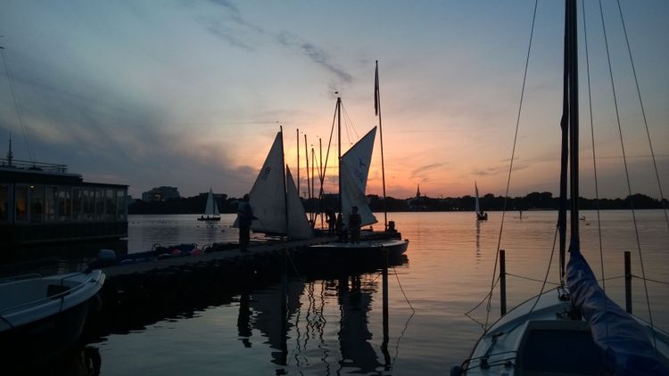 Hamburg, Alsterspaziergang 2019 abends im August