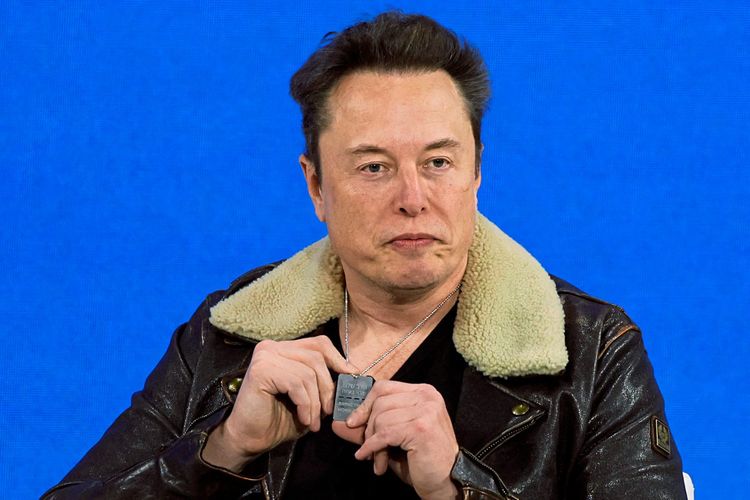 Elon Musk am Dealbook Summit in Fliegerjacke.